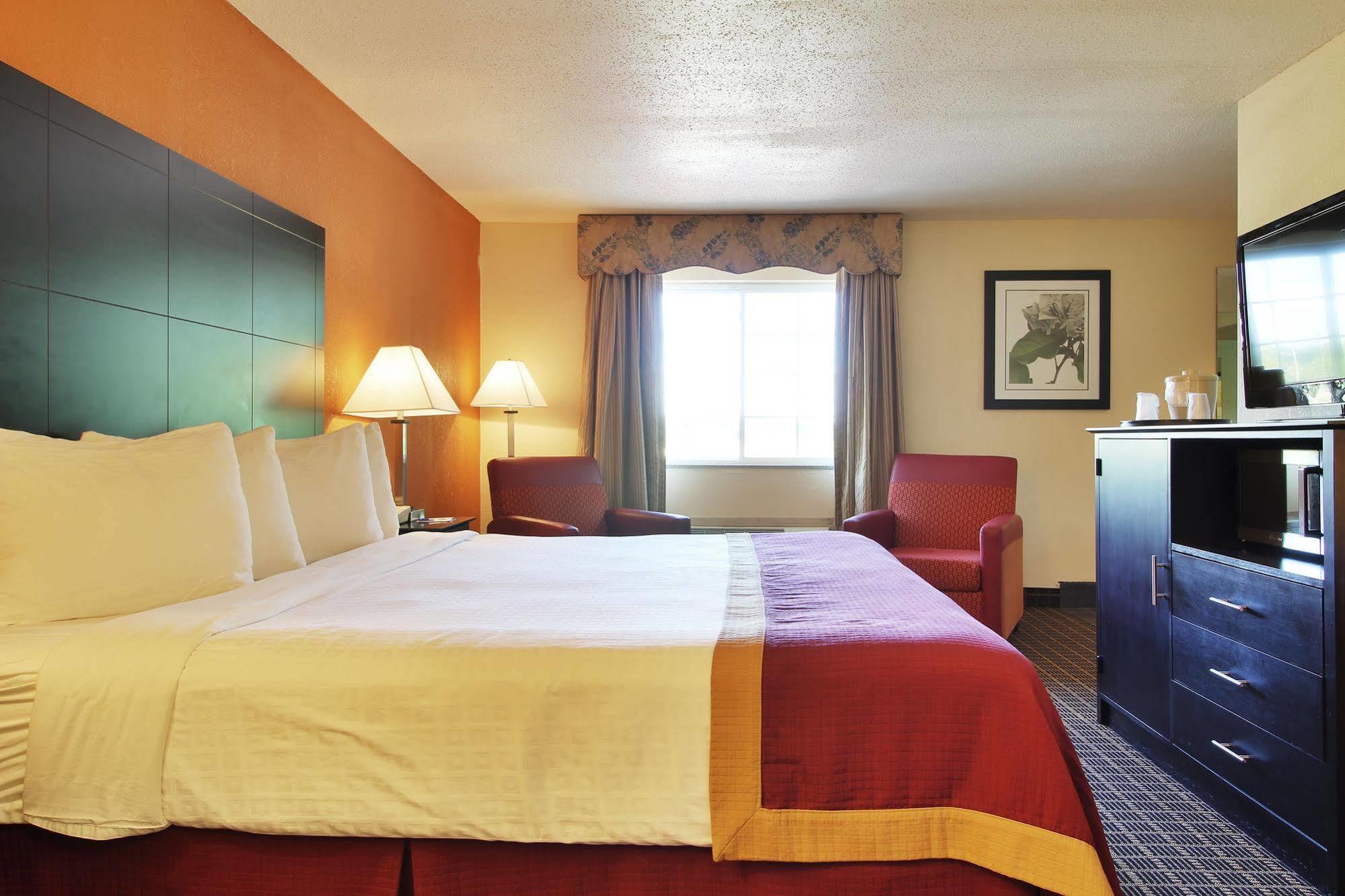 Hotel Baymont By Wyndham Muskegon Exterior foto